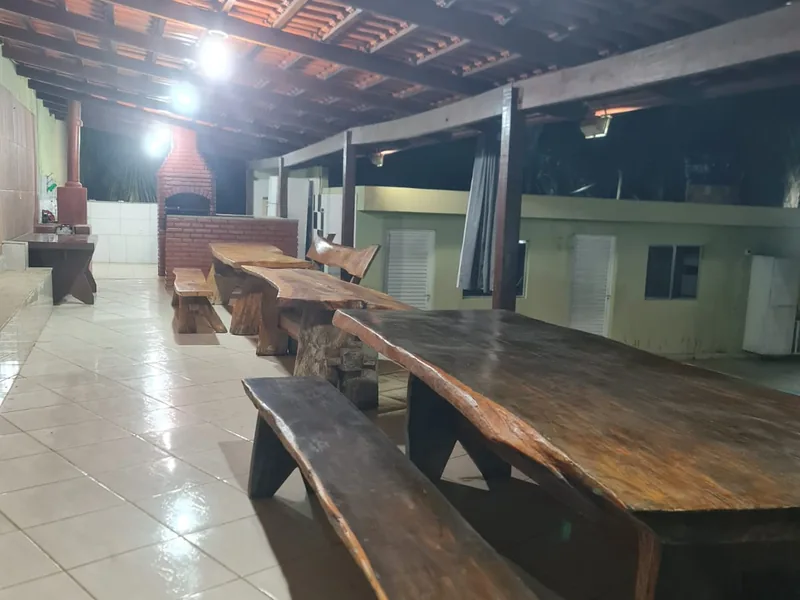 Casa de alvenaria com jardim, palmeiras e caminho de pedra