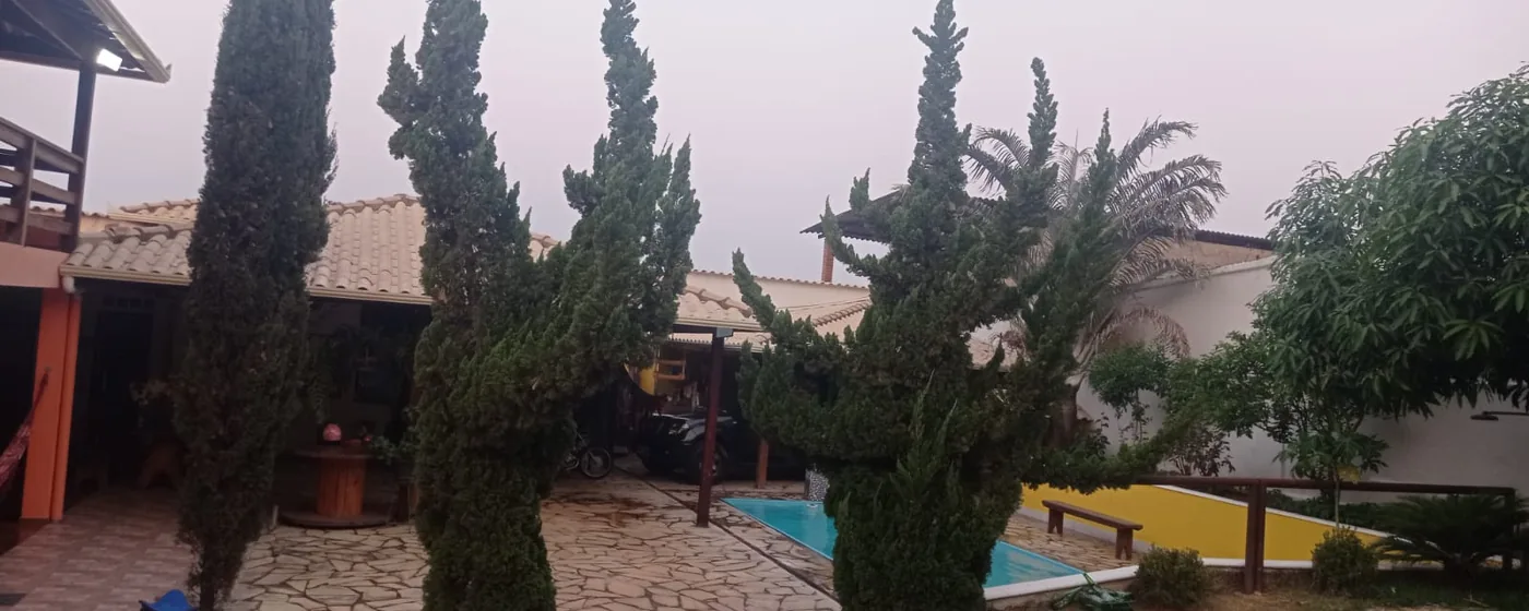Sala de convivência com mesas redondas e cadeiras